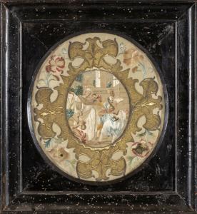 Ricamo con scena sacra in fili policromi e fili d’oro, entro cornice lignea laccata nera, XVIII secolo.